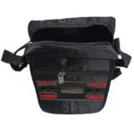 Bolso carriel manos libres bandolera negro con correa ajustable y detalles rojos.