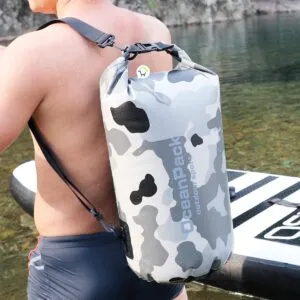 Mochila impermeable Ocean Pack 10 L con camuflaje, ideal para deportes acuáticos y pesca.