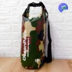 Bolso impermeable Ocean Pack 10L camuflado para deportes y pesca, con correa y cierre superior.
