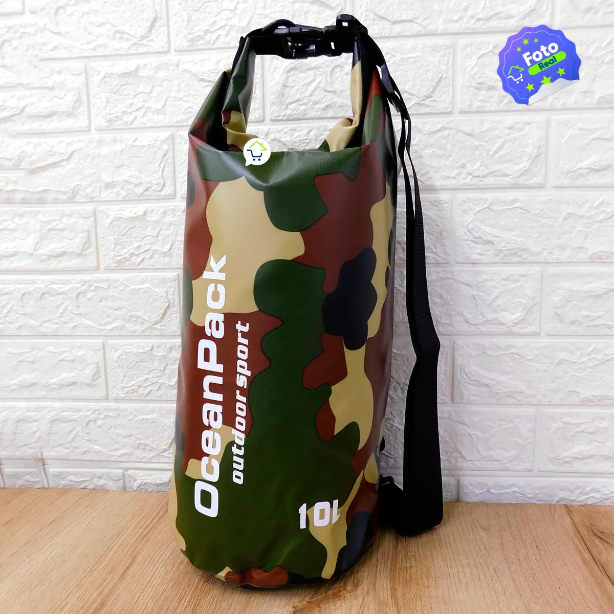 Bolso impermeable Ocean Pack 10L camuflado para deportes y pesca, con correa y cierre superior.