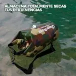 Bolso impermeable 10L Ocean Pack camuflado flotando en agua, ideal para deportes acuáticos y pesca.