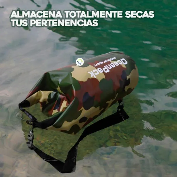 Bolso impermeable 10L Ocean Pack camuflado flotando en agua, ideal para deportes acuáticos y pesca.
