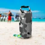 Bolso impermeable 10L Ocean Pack camuflado, ideal para deportes y pesca en la playa.
