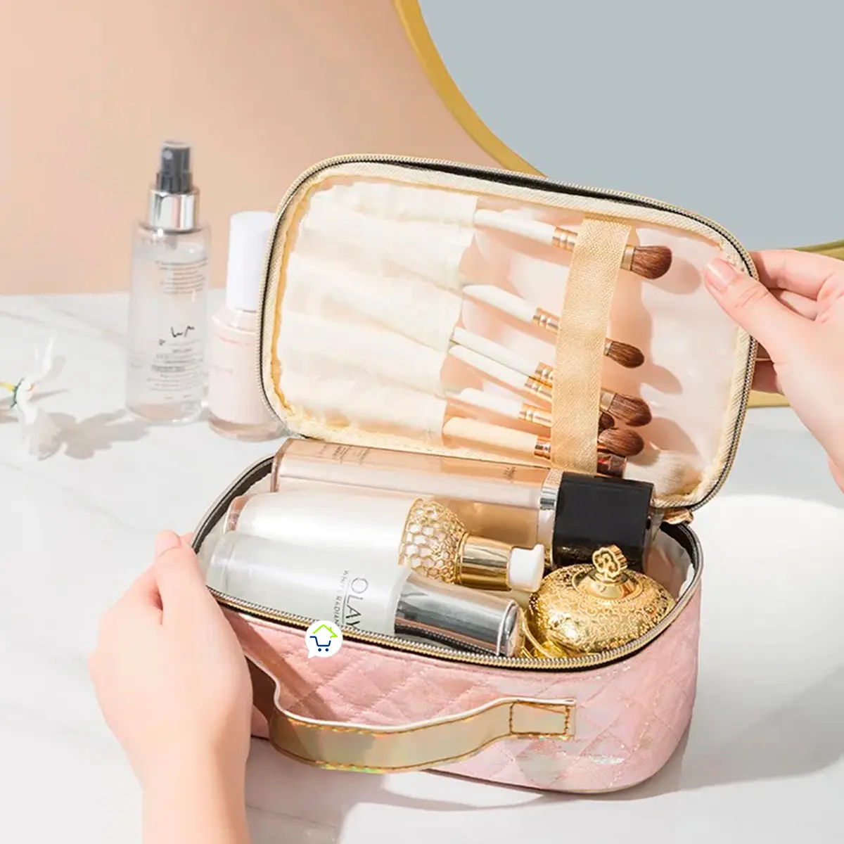 Neceser viajero multiusos rosa con brocha de maquillaje y productos Olay.