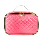 Neceser viajero multiusos rosa acolchado con charm de flor, ideal para organizar maquillaje.
