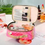 Neceser viajero multiusos con maquillaje, labiales y espejo, ideal para organizar.