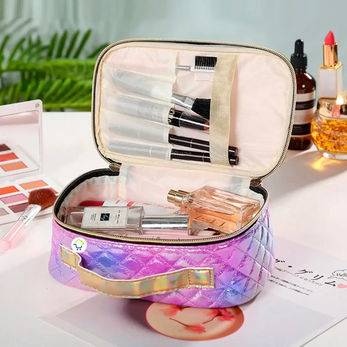 Neceser viajero para maquillaje, organizado con brochas y perfumes.