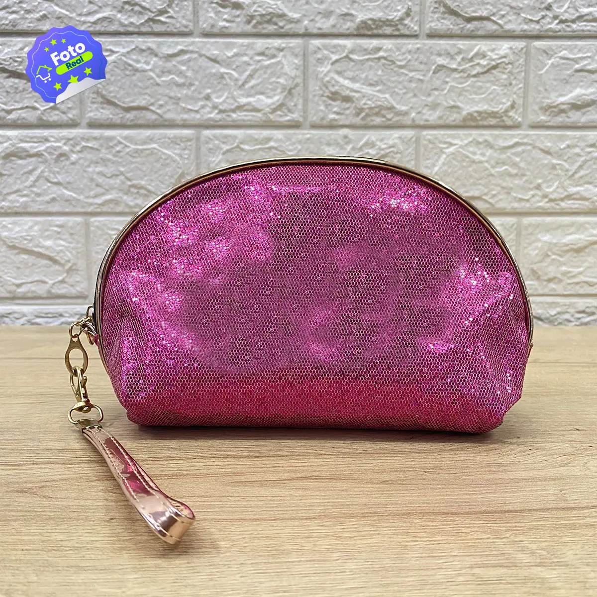 Bolso neceser de maquillaje rosa brillante multiusos viajero con correa dorada.
