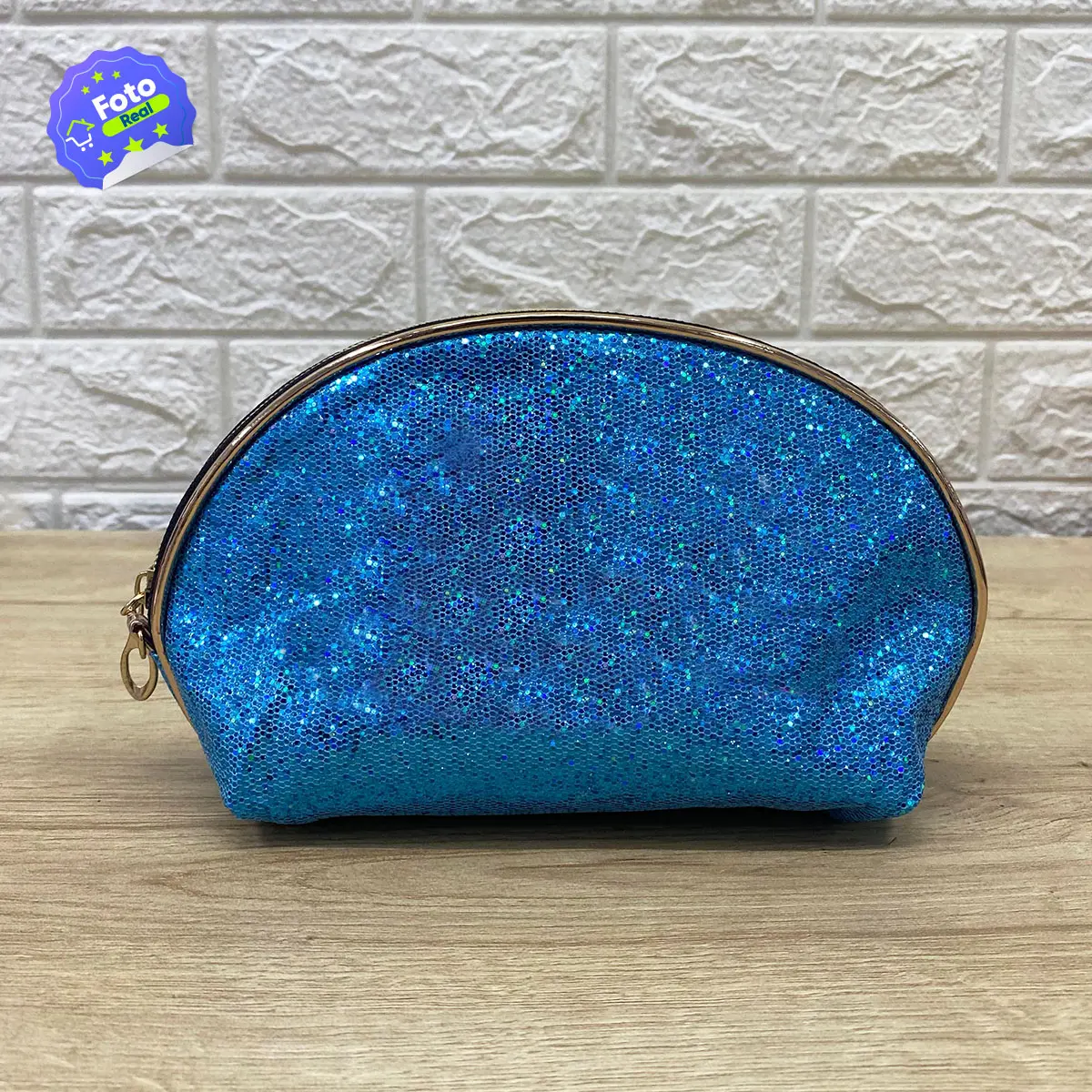 Bolso neceser multiusos viajero azul brillante para maquillaje con cierre dorado.
