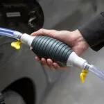 Bomba manual para succionar combustible: Sifón con manguera de fácil agarre para líquidos.