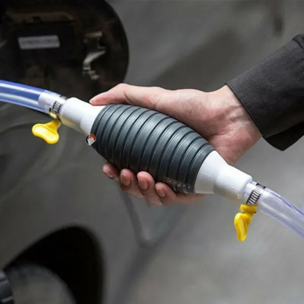 Bomba manual para succionar combustible: Sifón con manguera de fácil agarre para líquidos.