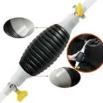 Bomba succionador manual para combustible, con mangueras y accesorio de bombeo en acción.