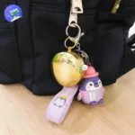 Brújula vintage dorada para campismo con llavero de pingüino adorable, colgante para mochila.
