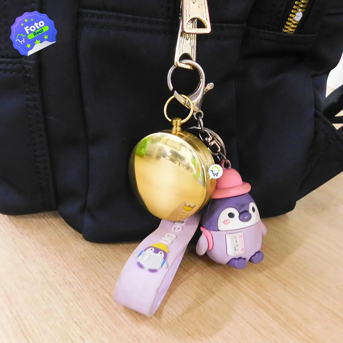 Brújula vintage dorada para campismo con llavero de pingüino adorable, colgante para mochila.