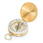 Brújula de bolsillo dorada vintage, ideal para campismo y actividades al aire libre, portátil y multifuncional.