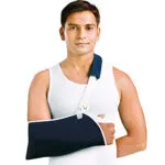 Hombre con cabestrillo inmovilizador de hombro y soporte de brazo para fracturas.