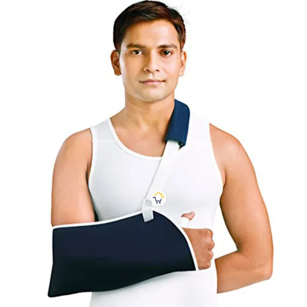 Hombre con cabestrillo inmovilizador de hombro y soporte de brazo para fracturas.