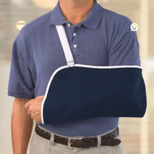 Cabestrillo inmovilizador de hombro azul con soporte para brazo con fractura.