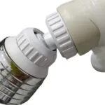 Cabezal de grifo ahorrador de agua ajustable con conexión giratoria y acabado cromado.