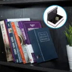Caja fuerte tipo libro diccionario "The New English Dictionary" con relojes y dinero, ideal para ocultar objetos.