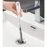 Cepillo flexible para destapar y limpiar tuberías de drenaje en lavamanos y desagües.