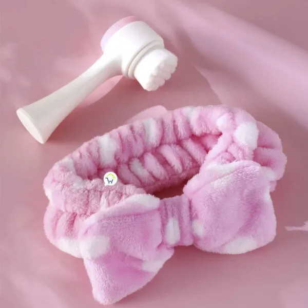 Combo cepillo masajeador 2 en 1 y diadema para maquillarse con estampado de puntos blancos y rosas.