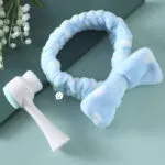 Combo cepillo facial 2 en 1 y diadema de terciopelo azul con estampado de lunares blancos.