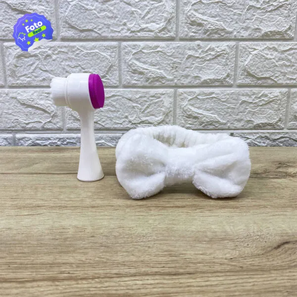 Cepillo masajeador facial 2 en 1 y diadema de felpa con lazo, ideal para maquillaje.