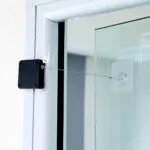 Cerrador de puerta automático multifuncional que se adhiere a vidrio y marcos de puertas.
