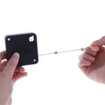 Cierra puertas automático multifuncional con cable de acero en mano.