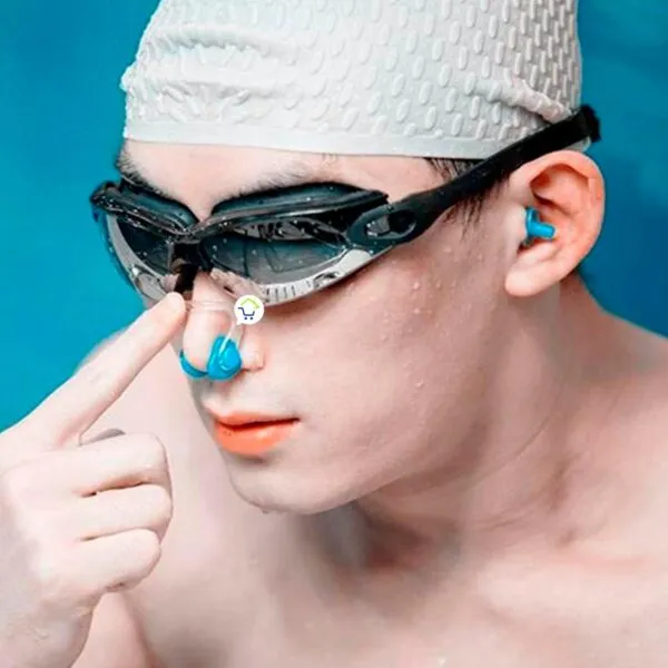 Nadador con gorro de silicona, gafas, tapones para oídos y clip para nariz en primer plano.