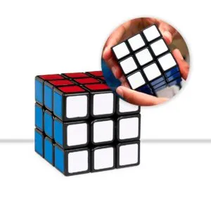 Set x2 Cubo Rubik 3x3 rompecabezas mágico, con caras rojas, blancas y azules, visto desde un ángulo frontal.