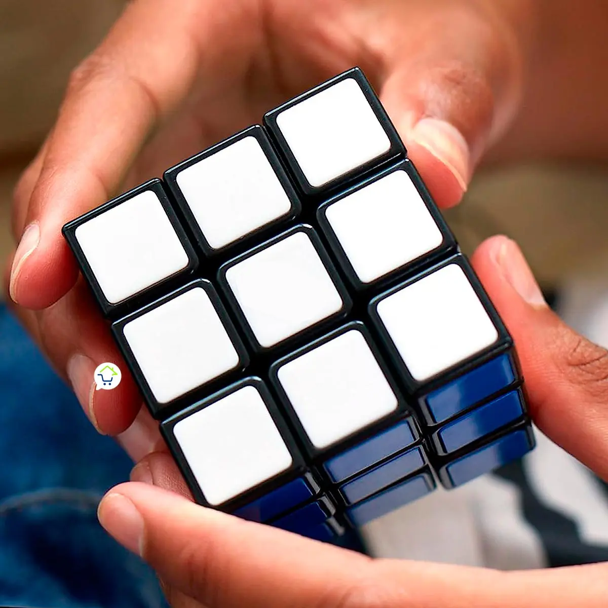 Set x2 Cubo Rubik 3x3 manos resolviendo rompecabezas mágico con caras blancas y azules.