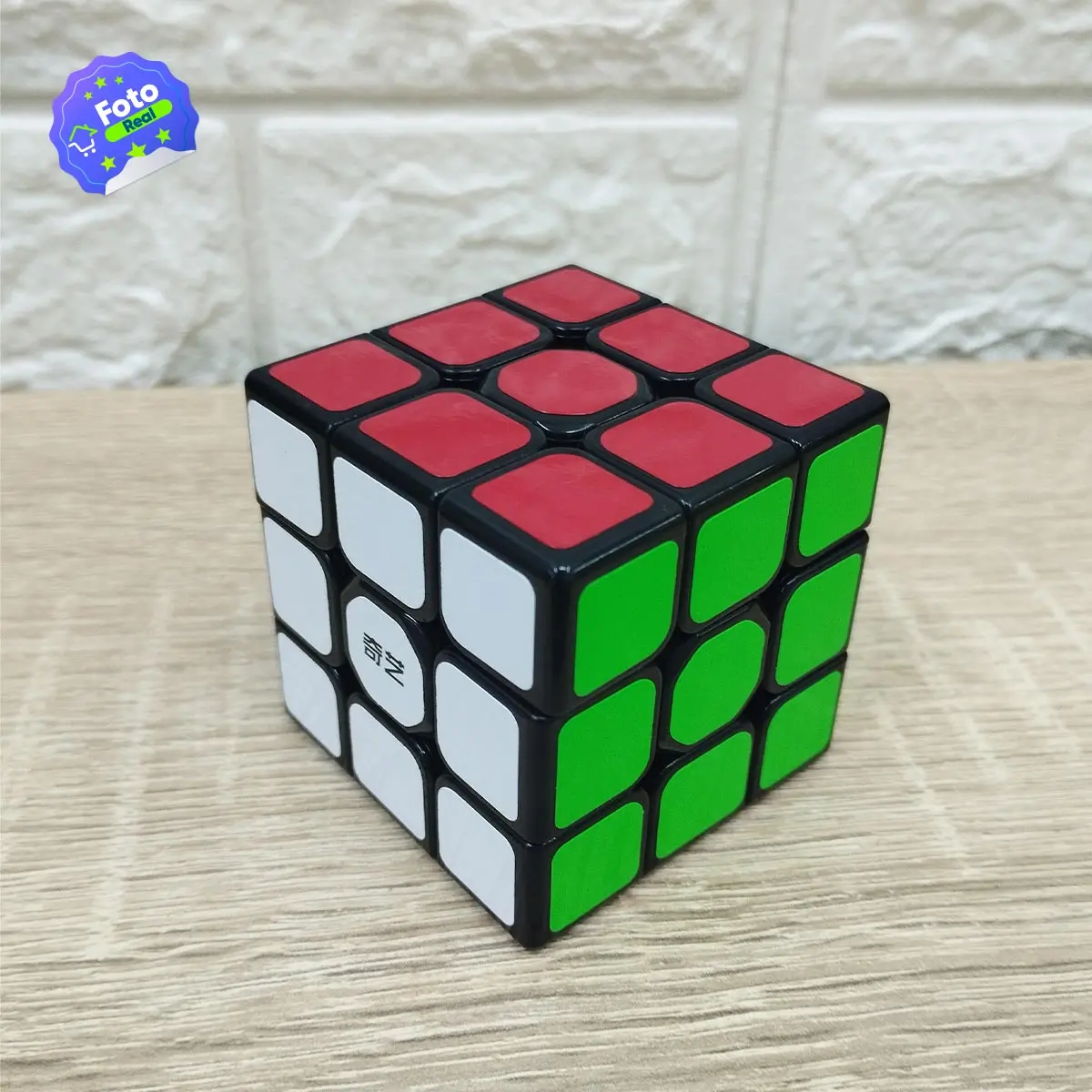 Cubo Rubik 3x3 mágico para armar y entrenar la mente, colores rojo, blanco y verde, con logo "QiZ".