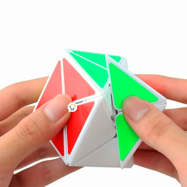 Cubo Rubik Rompecabezas mágico de 5.5cm con caras rojas y verdes sostenido en manos.