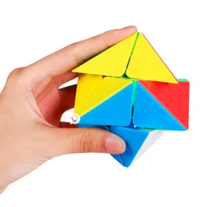 Cubo Rubik mágico 5.5cm en mano, colores vibrantes, rompecabezas de triángulos, ideal para niños.
