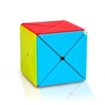 Cubo Rubik rompecabezas mágico de 5.5 cm con caras rojas, azules y amarillas, visto en ángulo.