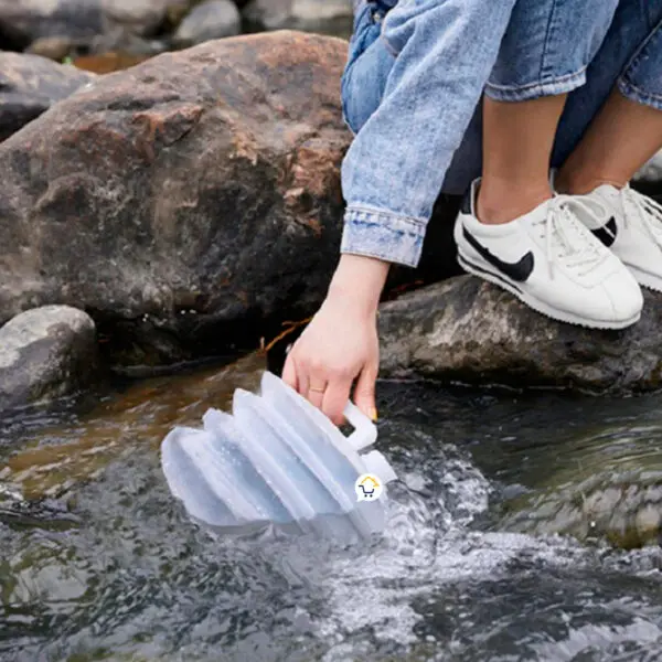 Botella plegable de 3L para camping, dispensador de agua en río, ideal para exteriores.