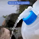 Dispensador de agua plegable 3L en camping, con válvula de flujo controlable.