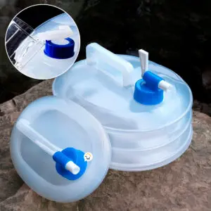 Dispensador de agua 3L plegable para camping, con grifo azul, ideal para exteriores.