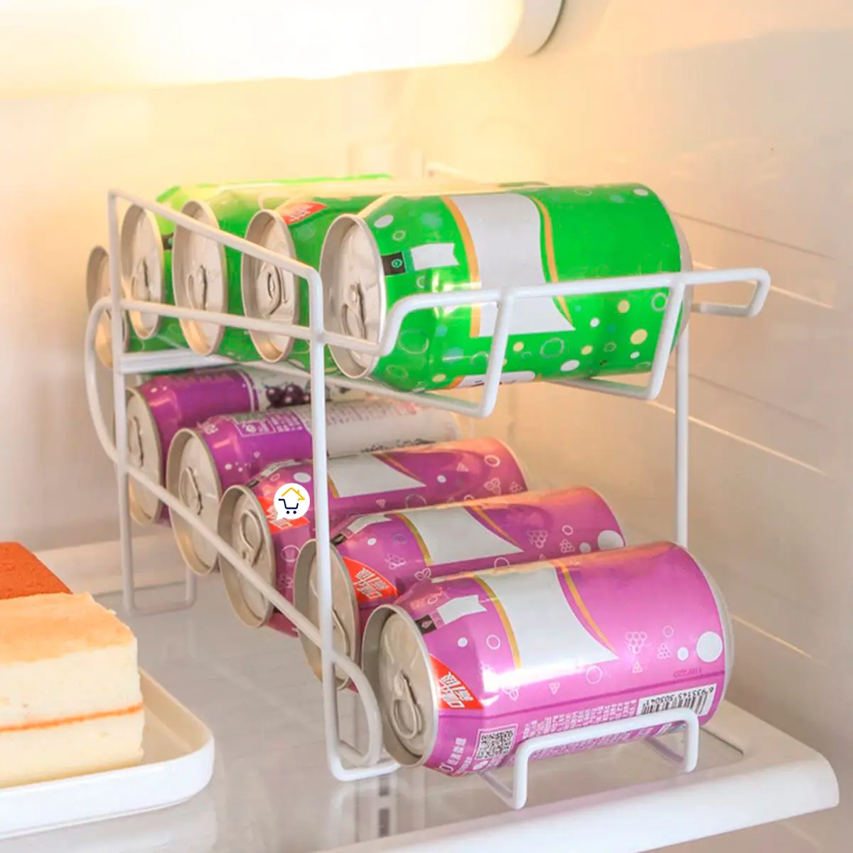 Dispensador de latas para nevera con bebidas verdes y rosadas en rack, ideal para refrigerador.