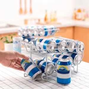 Dispensador de latas para nevera con diseño para refrigerador, organizado en filas.