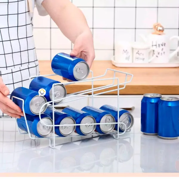 Dispensador de latas azul para nevera, con persona colocando una lata en el organizador.