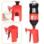 Dispensador de bebidas gaseosas rojo con grifo para fiestas, con botella de Coca-Cola invertida.