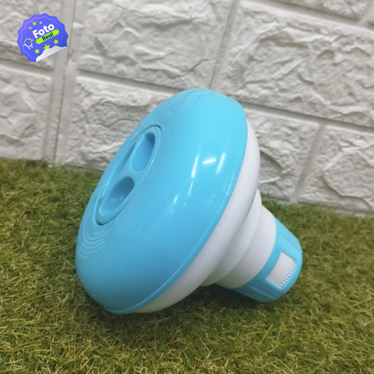 Dispensador de cloro flotante para piscina, diseño portable, azul y blanco.