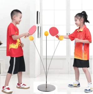 Niños practican tenis de mesa con un entrenador, raquetas y pelotas.