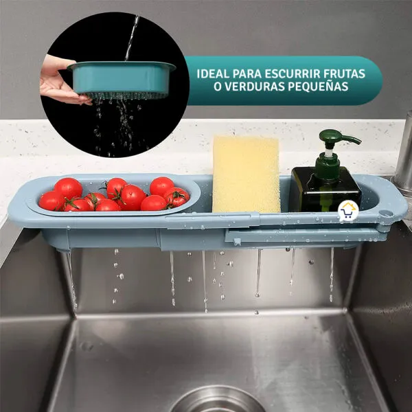 Escurridor plegable para cocina con tomates, esponja y dispensador de jabón sobre lavaplatos.