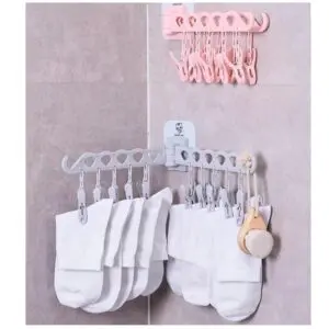 Estante multiclip para secado rápido de calcetines blancos con ganchos, ideal para colgar ropa.