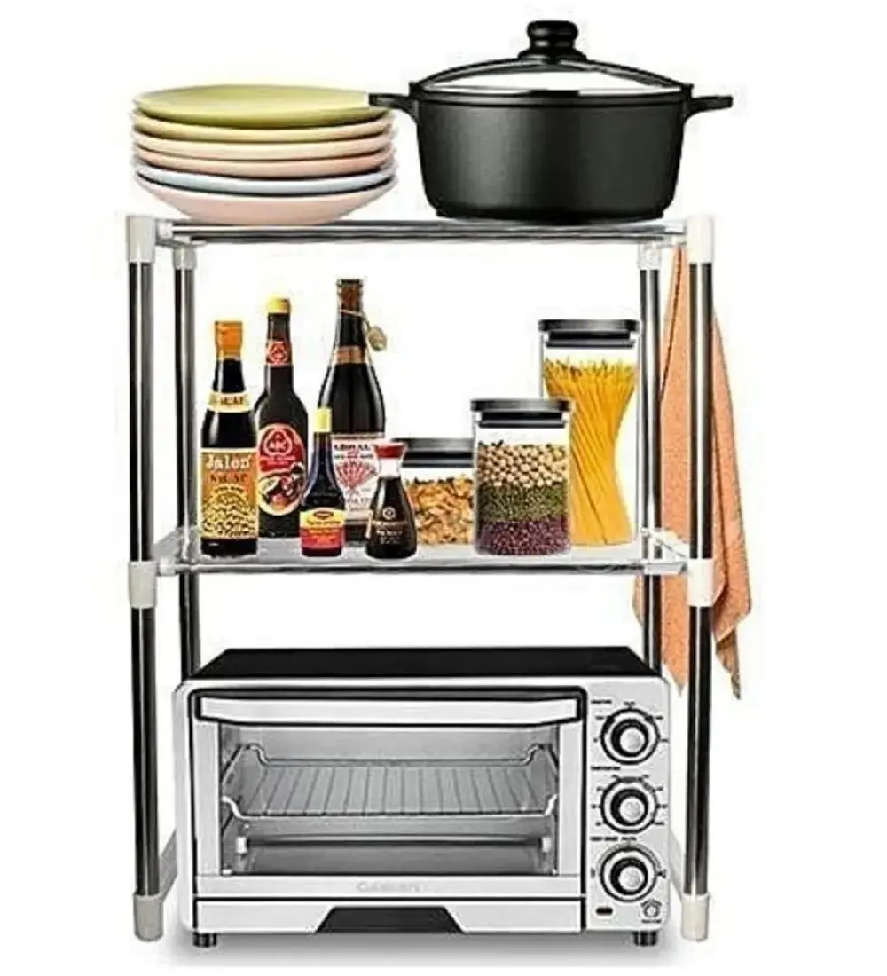 Estante organizador de cocina con horno eléctrico, ollas, botellas y despensa.