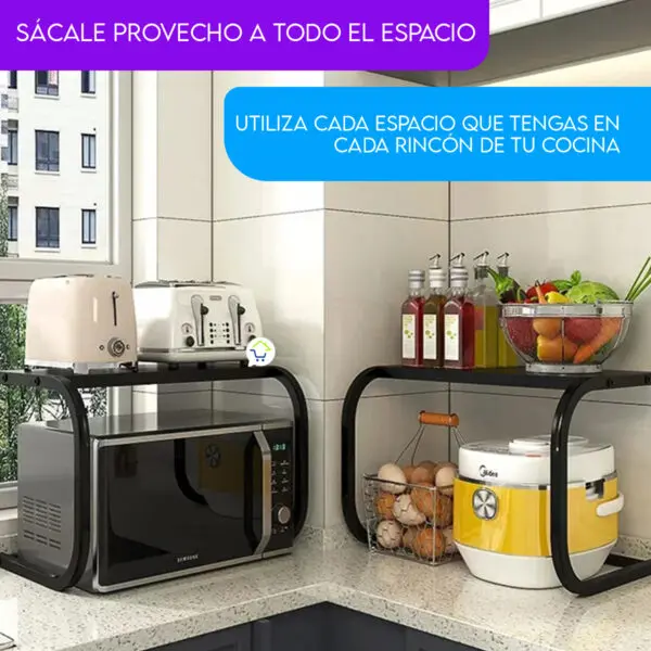 Estante organizador para microondas y repisa con toasters, frutas y ollas de cocina.